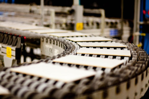  Прессованная плитка по конвейеру подается в печь для обжига