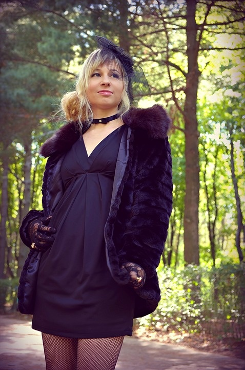   Шуба – это всегда роскошный, уютный и мягкий наряд, который позволяет выглядеть женщине невероятно красиво и стильно. Этот предмет гардероба может использоваться по-разному: как верхняя теплая одежда, как универсальный вариант на несколько сезонов, как модный легкий наряд.