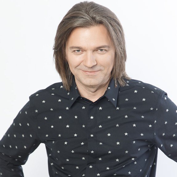 В январе этого года у 47-летнего Дмитрия Маликова и его 54-летней супруги Елены Изаксон родился второй ребенок. На свет появился мальчик, которого паре родила суррогатная мать.Спустя несколько дней после того, как эта новость была опубликована в СМИ, жена артиста опубликовала первый снимок с младенцем. Правда, на фото не видно лица малыша.Счастливые родители не стали делать тайну и с удовольствием поделились с прессой своей радостной новостью. Певец рассказал, что малыш ведет себя очень хорошо и не капризничает. 

Однако, как Дмитрий и Елена назвали сына, не сообщалось. Как оказалось, имя для мальчика пара еще не выбрала. Об этом стало известно после того, как Маликов стал героем программы Бориса Корчевникова «Судьба человека».
В студии шоу он признался, что они с женой еще не определились с именем для малыша и предложил выбрать имя в эфире программы.
По словам певца, в мужском имени обязательно должна быть буква «р». 
