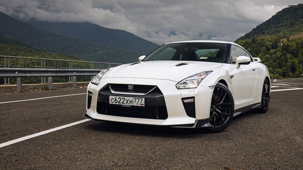   GT-R  получил полностью новый передний бампер. Площадь интегрированной в него  фальшрадиаторной решётки с хромированной V-образной фирменной   перекладиной увеличилась на 20%. Японцы говорят, что это позволило  решить проблему с перегревом агрегатов, которая порой требовала  остановки машины и охлаждения мотора после нескольких заездов в  экстремальных режимах.   