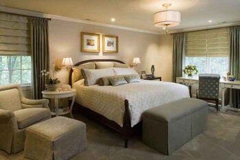 Римские шторы для спальни смотрятся лаконично и придают сдержанный облик помещению. Благодаря огромному разнообразию цветовых расцветок можно подобрать фасон штор под любой интерьер. Основные плюсы римских штор: