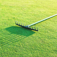 Тупой не учится на своих ошибках. Представьте себе, что в комнате на одном и том же месте лежат грабли. Человек первый раз на них наступил и получил щелчок по носу, потом второй, третий и так далее. Ну каким же нужно быть идиотом, чтобы ходить по одному и тому же пути где лежат грабли? Неужели тебе трудно их убрать или начать обходить их?