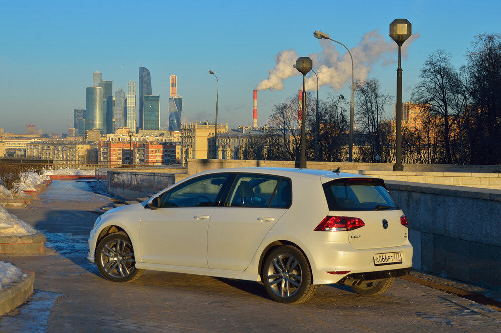 В  отличие от японских и корейских конкурентов, даже в топовой  комплектации Golf оснащён не слишком богато, и за многое нужно  доплачивать. Поэтому цена автомобиля легко уходит на премиальную  территорию и переваливает за 2 000 000 руб.