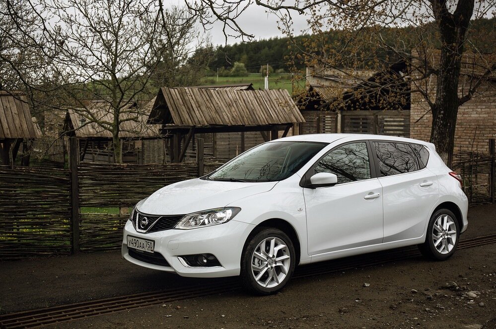  Белый – пожалуй, наиболее удачный цвет для новой Tiida. Он скрадывает длинную колёсную базу и придаёт образу динамичности. 