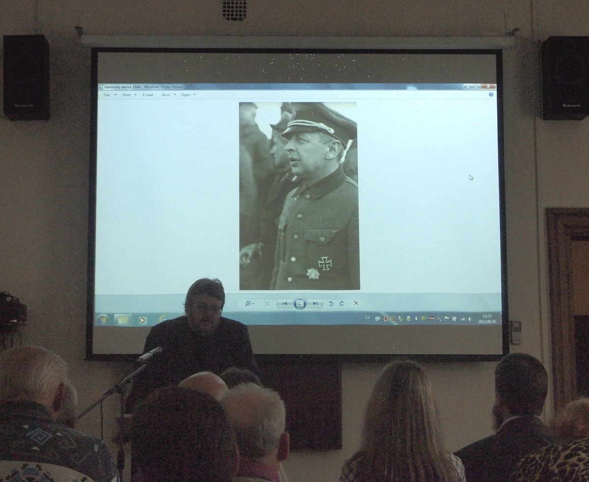 Комм:
В  2013 году в музее была представлена лекция Сергея Верёвкина, адепта  РОНА, по "Локотской республике". Соучастником-соорганизатором был  господин Савин (вот на фото его затылок с бородой в первом ряду):

Какой это быд адЪ можно прочитать в моём репорте. .. и не удивительно что Савина отвергла матьсыраземля родина. 