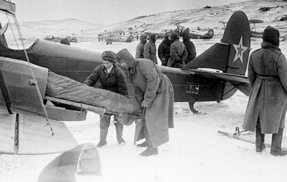 У-2 перевозит раненых