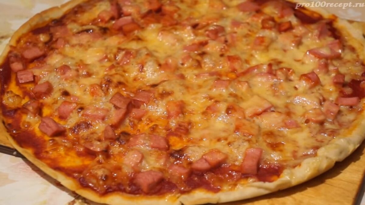 Рецепты простой пиццы с колбасой. Пицца с колбасой и сыром и помидорами. Пицца с колбасой в духовке. Пицца с охотничьими колбасками. Домашняя пицца с колбасой и сыром.