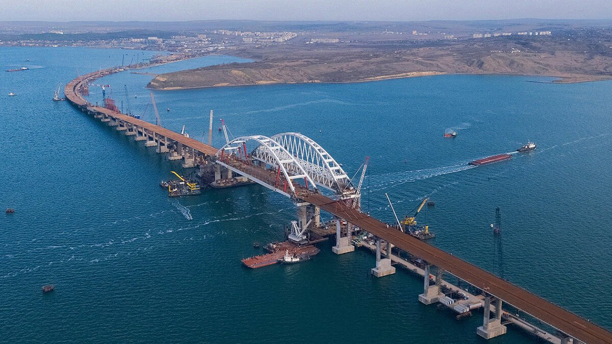 Крымский мост - уникальный мост через Керченский пролив, соединяющий Тамань и Керчь. 