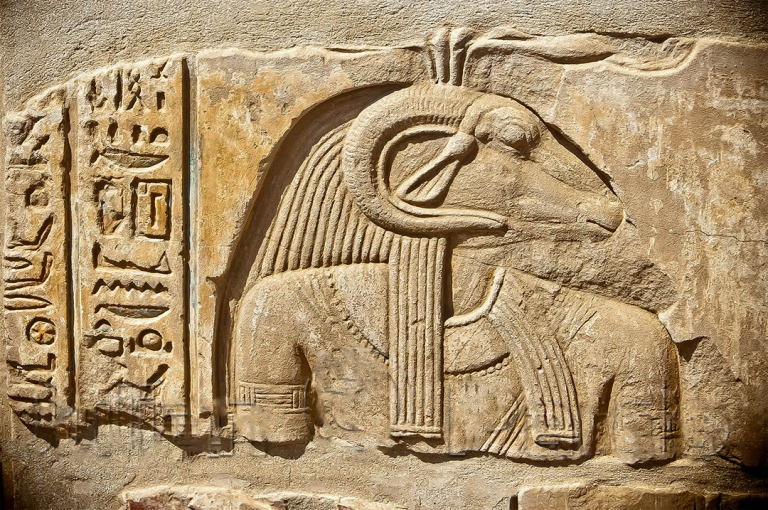 Дарий древний египет. ХНУМ Бог Египта. ХНУМ древний Египет. Бог ХНУМ В древнем Египте. Мифология Египта ХНУМ.