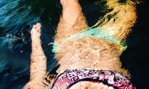 Учительницу вызвали на ковер после фотосессии в купальнике