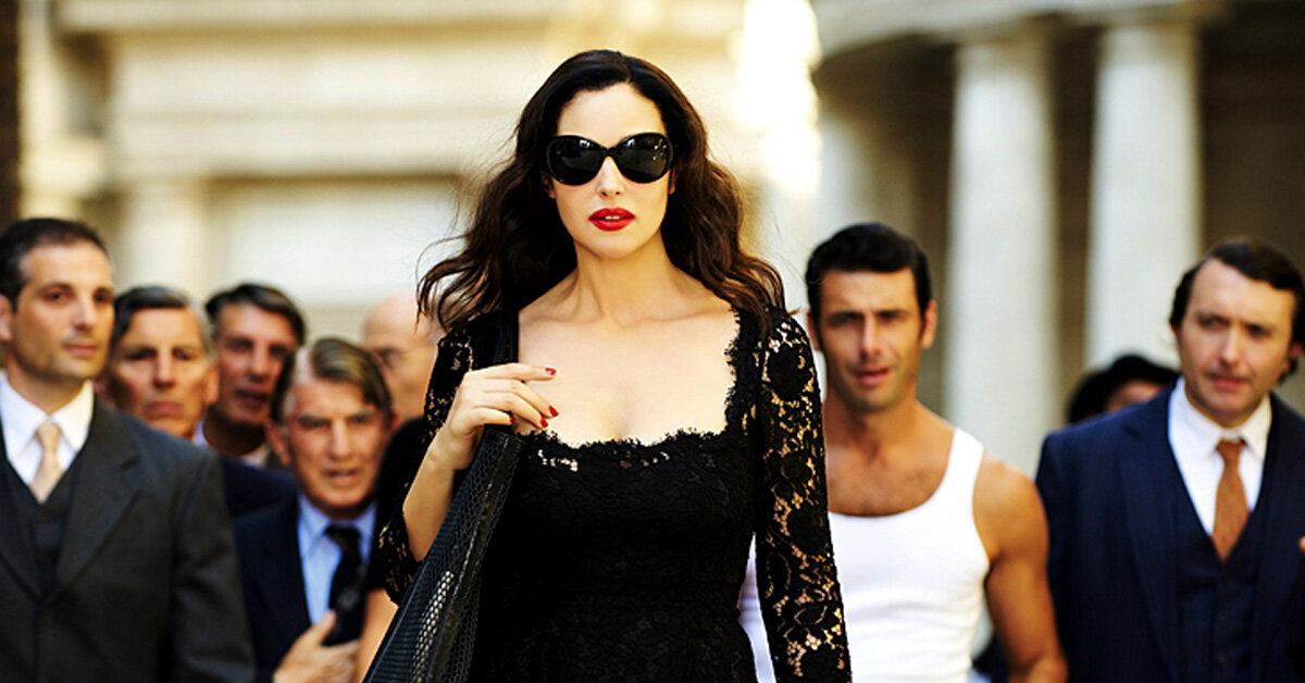 девушки оборачиваются на парня. мужчина и женщина. обратите внимание девушка. женщина в окружении мужчин. мужчина и женщина мужчина оборачивается.