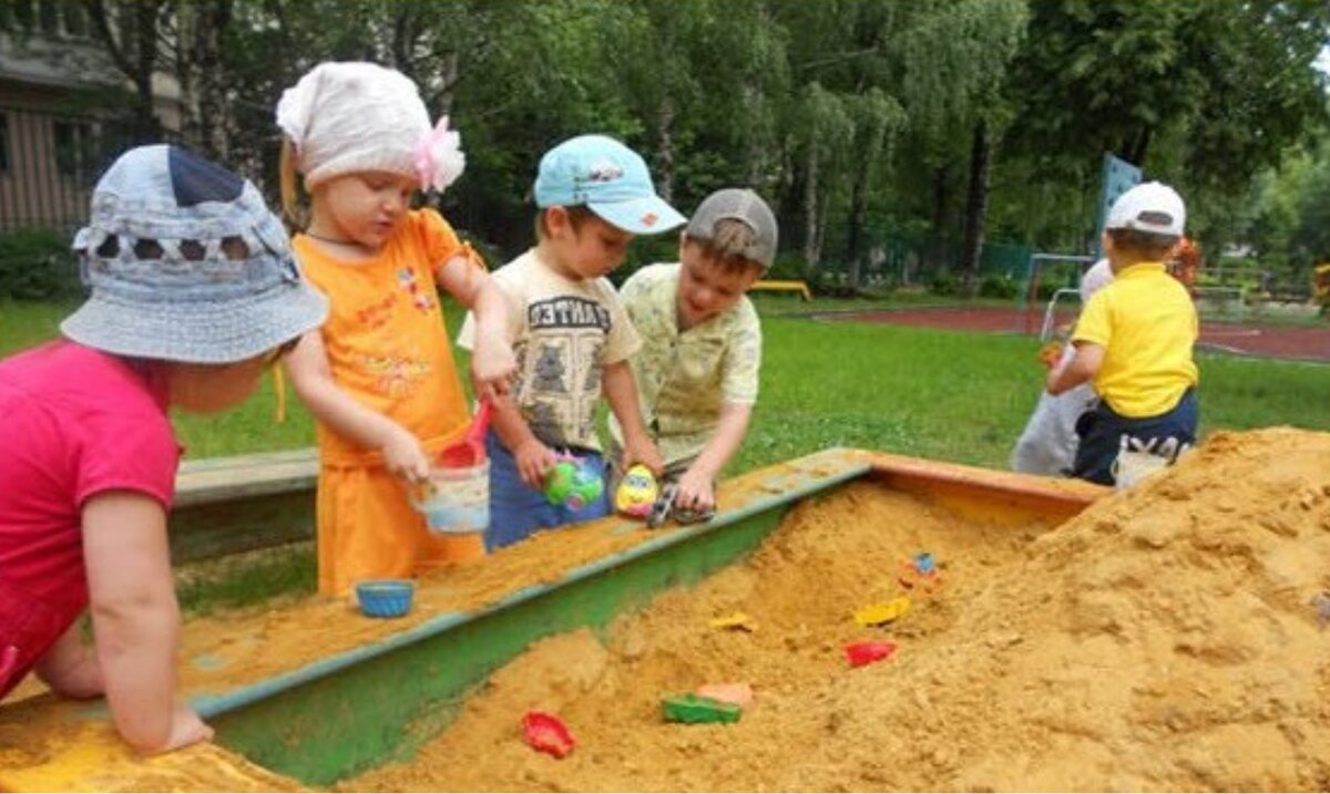 Картинки дети в детском саду в песочнице