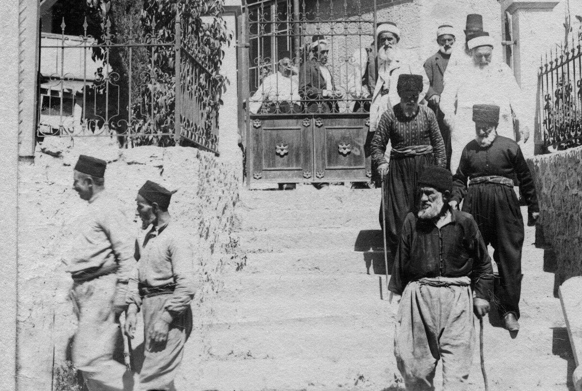 Жители Алупки. Фото сделано на рубеже XIX - XX вв. Из архива Александра Ефимова
