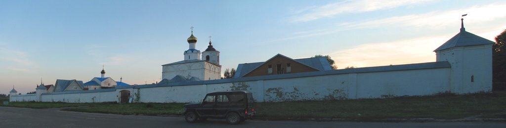 Вид с северо-востока на Васильевский монастырь. В центре кадра собор Василия Великого, левее — Сретенская церковь.