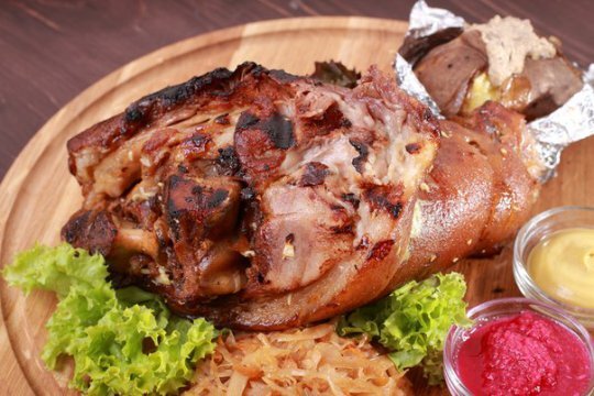 Запеченные свиные ножки
