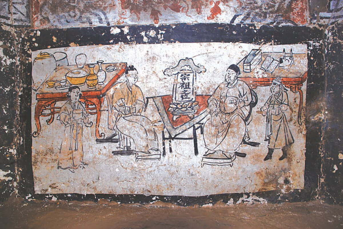 На северной стене изображены обитатели гробницы: муж и жена. На росписи муж изображен справа, а жена  слева от него. Каждый из них имеет своего слугу. За мужем можно увидеть стол с письменными принадлежностями, а за женой - с кухонными принадлежностями.  