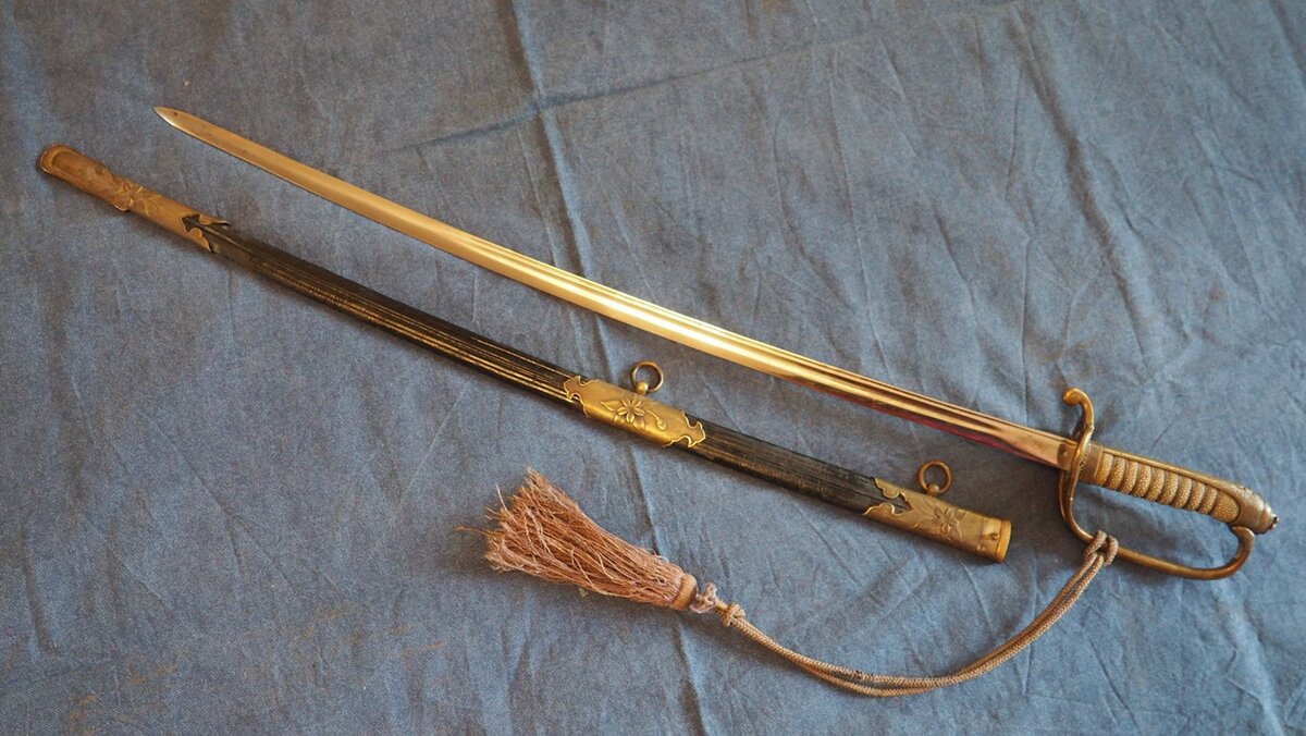 Морской кю-гунто - две обоймицы для подвески ножен, рукоять укорочена. Она лишь чуть-чуть длиннее, чем положено обычной сабле