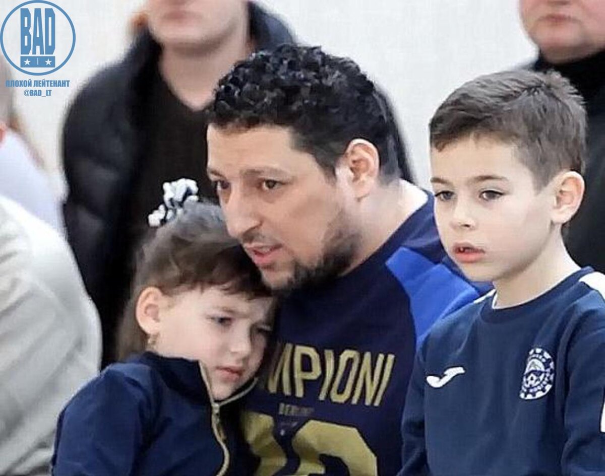 Подобные "жертвы произвола" распространяют в твоей стране салафизм. От хиджамы, садака муджахидам и коротких штанишек до отрезания голов "кафирам" всего полшага.