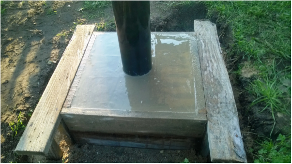 Устанавливаем и бетонируем столбы