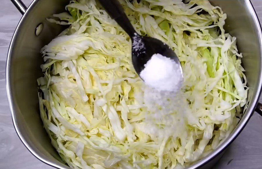 Огурцы с кольраьи маринова. Капустный салат. Салат капуста огурец укроп. Перемешиваем капусту с морковью и солью. Салат из капусты.