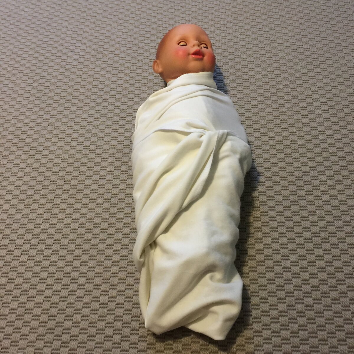 Пеленание рук. Запеленать ребенка. Нетугое пеленание новорожденного. Пеленать новорожденного. Пеленать ребенка.