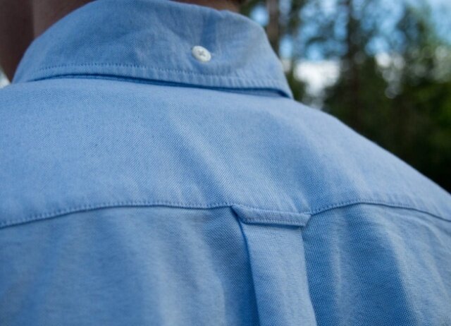 Петелька на рубашке сзади Тут три возможных варианта использования. Первый и самый очевидный — чтобы вешать рубашку. Второй, возможно, тянется из той эпохи, когда носили съемные и накрахмаленные воротнички и галстуки, которые были больше похоже на шарфы, и их надо было как-то фиксировать. Возможно, эту петлю стали делать как раз для этого.
Третий вариант неожиданно романтичный — в одном американском университете студент, состоящий в отношениях с девушкой, срезал эту петлю в знак того, что он занят. А девушка, в свою очередь, носила шарф с эмблемой университета своего возлюбленного.