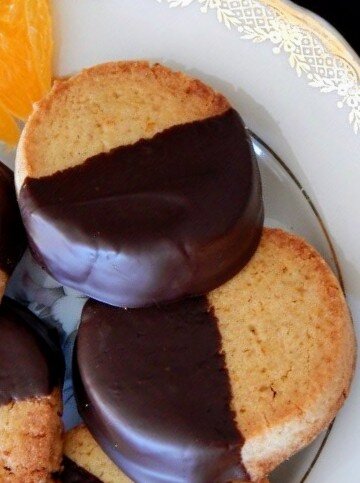 Апельсиновое печенье. Печенья с оригинальным вкусом, готовятся легко и просто, а по вкусу лучше магазинных. С ними семейное чаепитие удастся и наполнит дом улыбками.
Индегриенты.
Мука пшеничная - 270 грамм.
Масло сливочное - 170 грамм.
Сахарный песок - 100 грамм.
Яйцо - 1шт.
Цедра апельсиновая - 1.
Ванилин по вкусу.
Соль по вкусу.
Корица по вкусу.
Шоколад для украшения или глазурь.
1 Сахар соединяем с маслом.
2 Взбиваем.4
3 Добавляем яиц.
4 Взбиваем.
5 Добавляем тертую апельсиновую цедру.
7 Взбиваем.
8 Муку соединяем с солью, ванилином, корицей и перемешиваем.
9 В масло добавляем муку.
10 Перемешиваем до однородной консистенции.
11 Разделяем тесто по необходимости на части.
12 Раскатываем в колбаски.
13 Заворачиваем в пленку.
14 Убираем в холодильник можно на ночь или чеса на 2.
15 Нарезать на печенье толщиной 1 см.
16 Поставить в разогретую духовку. Минут на 10 - 15 при температуре 180 градусов.
17 Достаем и даем остыть.
18 Украшаем по желанию. Можно окунуть в растопленный шоколад или глазурь. Так же можно просто полить глазурью или оставить так все по вашему желанию.
Приятного аппетита.
