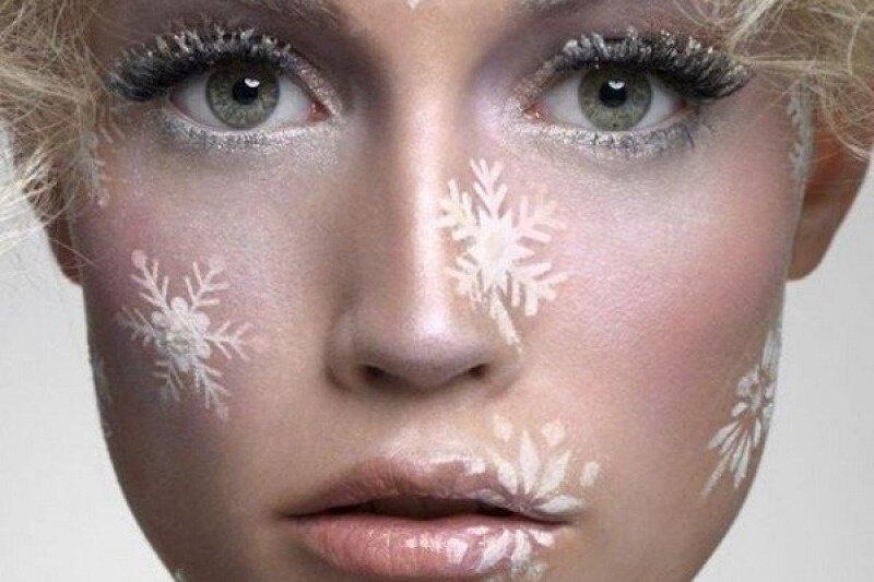 Снежинки на лице макияж. Макияж снежинки. Узоры на лице. Снежинки на лице макияж. Новогодний макияж лица.