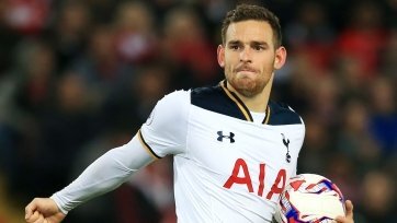 Футбол – удивительная штука. Он является самым классным сценаристом биографических фильмов. Карьера Дзюбы – это комедийные приключения, футбольный путь Варди – драма с элементами сказки, в то время как построение карьеры Троя Дини – настоящий гангстерский боевик. Есть в футболе и место такому жанру как катастрофа с элементами драмы, и именно в таком сценарии до сей поры развивается карьера голландского форварда Винсента Янссена, который вскоре вообще может оказаться далеко за пределами европейских первенств.
