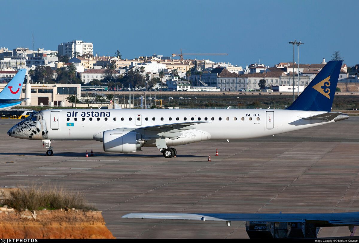 P4-KHA Embraer E190 E2 Air Astana в Фару, Португалия