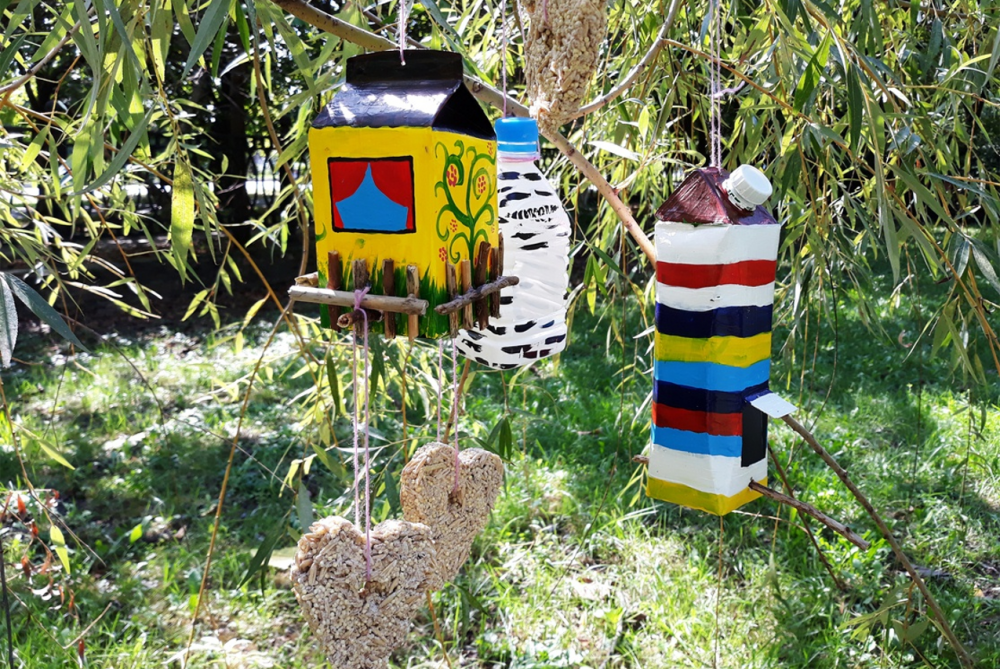  В мастер-классе я расскажу, как мы с ребёнком делаем кормушки для птиц из пакетов Tetra Pak. Такие коробки не раскисают под дождём и снегом, держатся пару сезонов и радуют пернатых гостей. Их легко декорировать даже трёхлетнему ребёнку — моя дочь обожает придумывать дизайн каждого нового «домика». Также поделюсь рецептом нашего угощения из злаков для птиц.