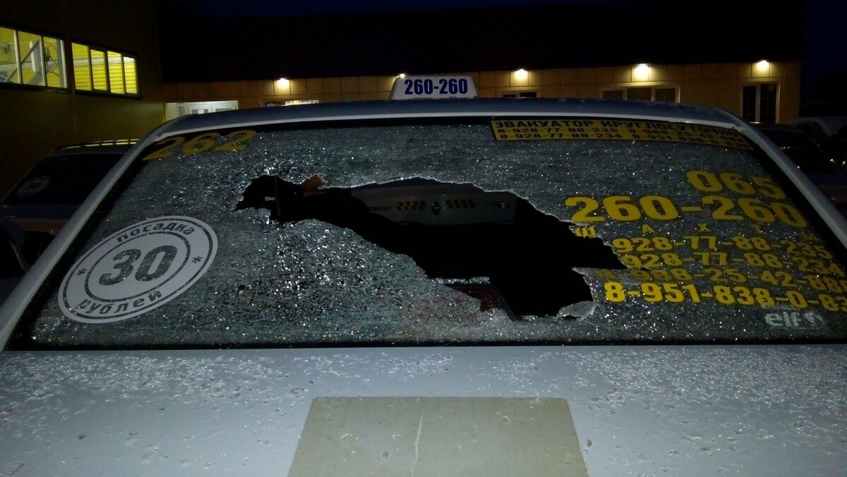 Машинам таксопарка выбило стекла разлетевшимися кирпичами