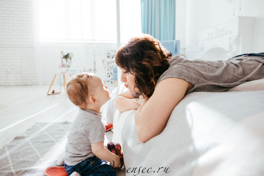 Есть такая современная поговорка: «Кто ни разу не кричал, тот мамой не бывал». Она отражает действительность. Кричат буквально все мамы. Как видно- по разным причинам.