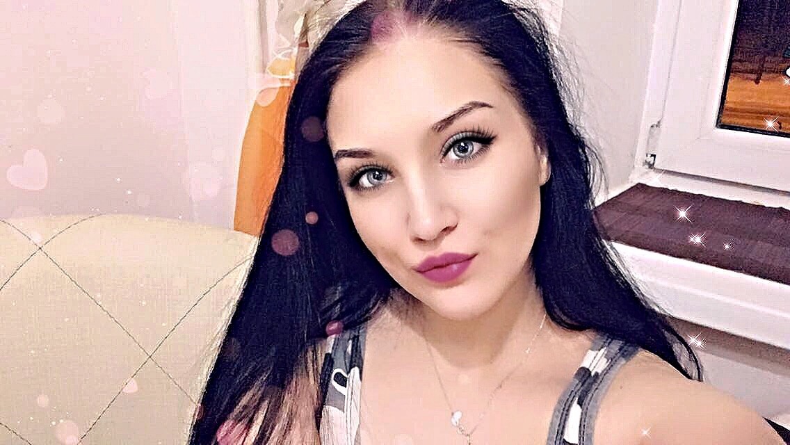 Ничто так не украшает женщину, как правильно подобранный, профессионально нанесенный и уместный макияж. Он может не только скрыть морщины или создать румянец на щеках, но и изменить лицо до неузнаваемости. Для того, чтобы всегда выглядеть безупречно, нужно знать о макияже все и даже больше.