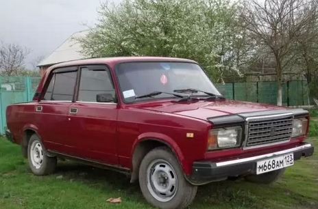 1. ВАЗ 2107. 

Легенда Российского автопрома. Семерку можно приобрести в районе 40 - 50 тысяч рублей в хорошем техническом состоянии. 
