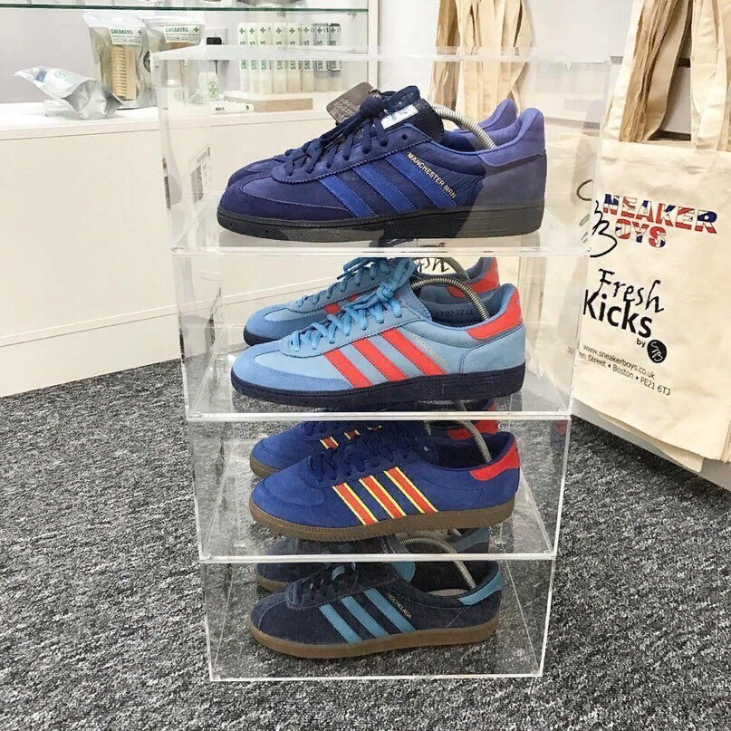 History Adidas
Компания Adidas AG (Адидас) является немецким промышленным концерном, который специализируется на производстве спортивной одежды, обуви, часов, сумок, очков, инвентаря и прочих товаров, которые связаны со спортом. Компания – одна из самых крупных производителей спортивных принадлежностей в Европе и вторая по величине в мире. Единственным конкурентом компании является американская фирма Nike. На данный момент генеральным директором компании  Adidas является Герберт Хайнер.

История
 Началась история компании Adidas в 1920-м году в Баварском городе Херцогенаурах. Обычная немецкая семья Дасслеров решила начать собственный обувной бизнес, с целью поправления своего финансового положения, которое сильно пошатнулось после Первой мировой войны, в которой Германия одержала поражение. Обувное производство возглавил молодой Адольф Дасслер, которого близкие называли Ади. Первым продуктом новой компании стала ортопедическая обувь, которая была предназначена для спортсменов-инвалидов, а также домашние тапочки. В качестве материала использовалось списанное военное обмундирование. Подошвы первых кроссовок компания получала из старых автомобильных покрышек. В июле 1924-го года к производству присоединился старший брат Ади – Рудольф Дасслер, которого называли Руди. После этого производство стало называться «Gebrüder Dassler Schuhfabrik», что в переводе с немецкого означает «Обувная фабрика братьев Дасслер». В первое время братья трудились в очень стесненных условиях. Оборудование для пошива было поставлено в прачечной их матери, а временные перебои с электричеством становились причиной того, что братья были вынуждены использовать велосипед, который был переоборудован в динамо-машину для подачи электричества.

Основным занятием Рудольфа было производство и генерация идей, а его брат – Адольф занимался продажами.

История компании  Adidas во второй половине 20-го века 50-е годы 20-го века стали началом истинного триумфа компании по всему земному шару. В 1950-м году компания Adidas создала бутсы, которые были специально приспособлены для игры в футбол при неблагоприятных погодных условиях.

Спустя два года компания решила попробовать свои силы в производстве спортивных сумок. В том же году Адольф познакомился с Вилли Зельтенрайхом, который изготовил для компании тысячу спортивных костюмов с фирменным символом бренда вдоль рукавов. На Олимпиаде 1952-го года бегун Эмиль Затопек сумел завоевать три золотых медалей, выступая в спортивной обуви Adidas.

Спустя два года – в 1954-м году сборная Германии по футболу, выступавшая в спортивной обуви Adidas, впервые за свою историю стала чемпионом мира. В 1956-м году брэнд подписал соглашение с Международным олимпийским комитетом насчет собственной рекламы на Олимпийских играх, которые должны были состояться в Мельбурне. Рейтинг производства компании среди профессиональных  спортсменов продолжал расти головокружительными темпами. В результате роста популярности компании на Олимпиаде 1960-го года большинство легкоатлетов выступили в спортивной обуви производства Adidas. Следующие 15-20 лет были настоящим триумфом для компании и страны в целом.

Компания после смерти Адольфа Дасслера Адольф Дасслер скончался в 1978-м году. Руководство компании перешло к его супруге Катарине. Катарина отлично справлялась с управлением уже популярной компании до 1984-го года, когда также скончалась. После смерти матери, руководство компанией перешло Хорсту Дасслеру – сыну Адольфа и Катарины. Тогда компания имела проблемы с Международным олимпийским комитетом и Международной федерацией футбола. Хорсту удалось наладить ситуацию. Он планировал заняться серьезным реформированием своего предприятия, однако смерть Хорста, которая настигла его в 51 год, помешала реализации его планов. Следующим наследником компании были сестры Хорста, которые и стали следующими руководителями бренда. Вскоре сестры поняли, что не в силах руководить уже большим предприятием. В результате этого они приняли решение продать большую часть своих акций, что и сделали в 1989-м году. 80 процентов акций, таким образом, перешли французскому предпринимателю Бернару Тапи, которому принадлежал футбольный клуб «Олимпик Марсель». Покупка стоила ему 440 миллионов немецких марок, что сегодня составляет примерно 250 миллионов евро.

После этого компания Adidas стала внезапно терять былую популярность. Брэнд стал восприниматься как нечто скучное, вчерашнее и утилитарное. Спустя некоторое время компания оказалась в катастрофическом состоянии, когда ее убытки достигли нескольких миллионов долларов.

Самые ярые конкуренты немецкой компании – британский брэнд «Reebok» и американский брэнд «Nike» удачно использовали сложившуюся ситуацию, постепенно завоевав позиции, которые прежде принадлежали компании Adidas.

Именно тогда французский предприниматель решил заняться исправлением ситуации. Он перенес основную часть производства в Азию. Дело в том, что в азиатских странах рабочая сила стоила гораздо дешевле. Следующим шагом было привлечение в рекламу марки популярную певицу Мадонну. Однако вскоре ситуация ухудшилась еще больше, поскольку кроме финансового кризиса компании, сам Тапи оказался в неприятном положении. Приближался момент смены руководства. В 1993-м году французские инвесторы, главой которых был Роберт Луи-Дрейфус, выкупили контрольный пакет акций бренда. Уже тогда аналитики предугадывали приближающуюся смерть бренда. Однако Дрейфус верил в возрождение компании, сказав:

«Невозможно похоронить такой брэнд как Adidas. Ее нужно всего лишь разбудить».


 
Именно этот момент стал началом нового периода в истории компании Adidas. К работе бренда были привлечены ведущие дизайнеры и менеджеры из Nike и Reebok. Дрейфус постепенно вывел компанию в рынок Индонезии, Китая и Таиланда. Вскоре было принято решение ориентировать производство компании не только на профессиональных спортсменов, но и на массовый рынок. Компания также отказалась от сотрудничества с розничными сетями, приступив к открытию собственных магазинов. Все это постепенно привело к постепенному росту компании.

В 1996-м году компания стала генеральным спонсором Олимпиады, что сказалось на росте продаж.

Спустя год брэнд приобрел французскую компанию «Salomon Sports», которая в то время являлась ведущим производителем товаров для зимнего спорта, взяв новое название – «Adidas Salomon AG». Компания занялась завоеванием популярности среди молодых покупателей, в связи с чем, заострила внимание на новых видах спорта, какими стали стритбол. Компания также решила завоевать сердца представителей современных молодежных течений, что вызвало симпатию среди членов европейских и американских субкультур, главной из которых стала рэп-культура. В Соединенных Штатах компания стала  настолько популярной, что ей удалось завоевать 12 процентов доли на рынке спортивной одежды и 10 процентов на рынке спортивной обуви.

Брэнд Adidas в новом тысячелетии В 2001-м году председателем совета директором бренда стал Герберт Хайнер. Тогда же компания официально разделилась на «Performance» и «Originals». Первая линия представляет современные технологии, которые призваны облегчать тренировки спортсменам, которые также известны как «умные продукты». В качестве эмблемы для продукции этой линии был выбран традиционный трехполосный знак. Вторая линия вобрала в себя самые стильные и модные тенденции мира спортивной одежды. Продукция этой линии предназначена для повседневного ношения, а не для профессиональных тренировок. В качестве символа этой линейки был использован значок, созданный в 1972-м году. Значок известен под названием «трилистник», каждый листок которого является символом олимпийского духа на трех континентах.

В сентябре 2004-го года известный английский дизайнер Стелла Маккартни совместно с брендом Adidas создала линию одежды для женщин, которая была предназначена для игры в теннис, а также бега, плавания и фитнеса. Дизайнер установила с брендом долгие деловые связи. Линия женской одежды от английского дизайнера известна как «Adidas by Stella McCartney». Это не является первым сотрудничеством компании с личностями из мира медии. В качестве примера можно принести линию женской одежды, которую брэнд выпустил 13-го апреля 2004-го года. Эта линия была разработана вместе с известной хип-хоп исполнительницей Мисси Эллиот, а называлась она «Respect M.E.».

В 2005-м году брэнд заявил о продаже Salomon Group концерну из Финляндии «Amer Sports». В августе 2005-го года компания приобрела главнейшего конкурента на территории Европы – Reebok. Новое приобретение позволяет компании стать ближе по продажам и масштабам другому конкуренту Nike.

На сегодняшний день бренду принадлежат такие компании как «Reebok», «Rockport», которая специализируется на производстве классической и повседневной обуви, «CCM», занимающаяся производством снаряжения для хоккея и «Taylor Made Golf», специализирующаяся на производстве снаряжения для гольфа.

В 2008-м году объем продаж бренда превысил отметку в 10 миллиардов евро, а чистая прибыль составила 642 миллиона.

В отличии от остальных стран мира в целом, компания Adidas более известна, чем ее конкуренты, что скорее всего связано с тем, что импортировалось производство компании в СССР еще в 1979-м году.

