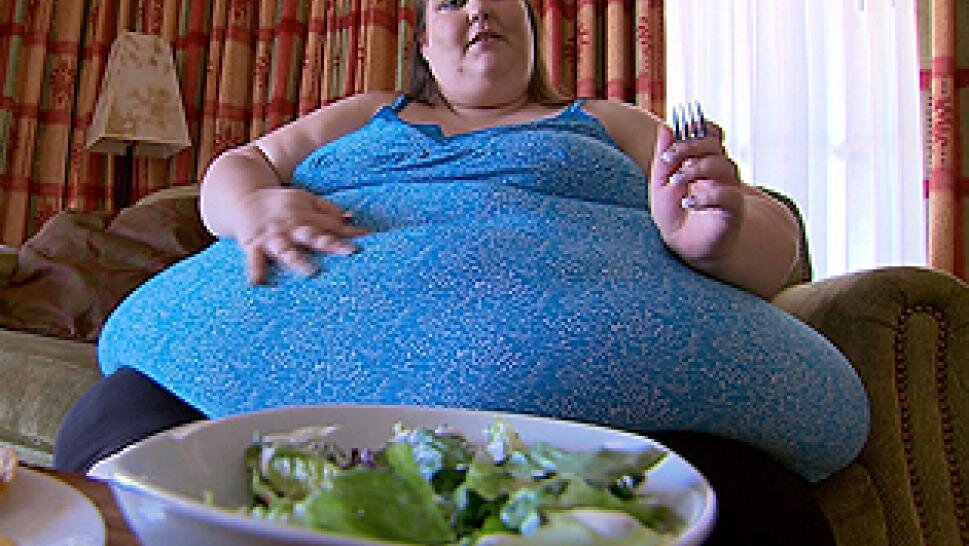 Включи видео тетки. Очень жирные женщины с едой.