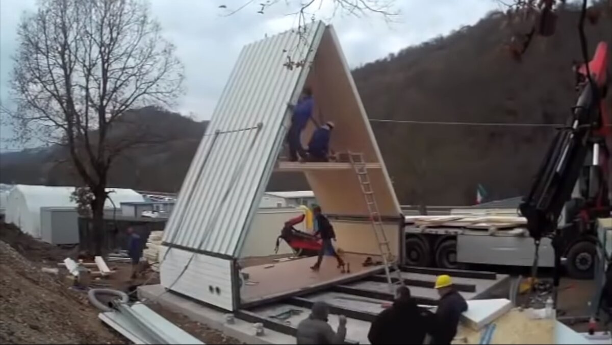 Такой дом не требует мощного фундамента