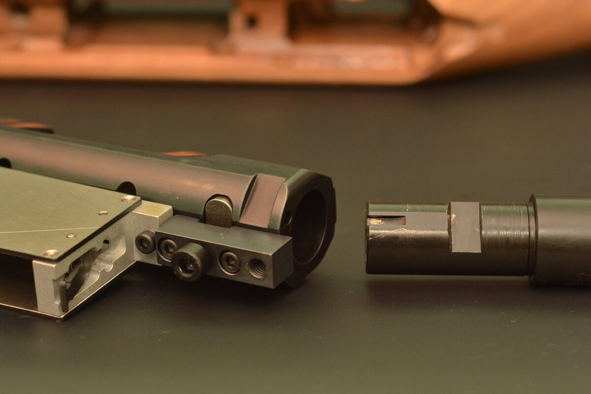 Разъемная часть винтовки, клиновый замок.