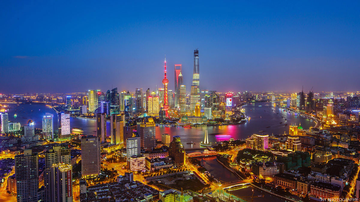 Наконец-то собрался с мыслями, чтобы поделиться своими впечатлениями о путешествии в Китай. В первом посте, посвященной данной теме, я бы хотел рассказать о том, как я попал в эту страну. На тот момент я был студентом 3 курса #МПГУ, учился на направлении «Педагогическое образование», изучал английский и китайский языки. У нашего университета налажены связи с более чем десятком китайских ВУЗов, и каждый студент имеет право участвовать в конкурсе на краткосрочные программы обучения китайскому языку в одном из этих университетов. Собственно, уладив некоторые необходимые документальные формальности, я вскоре получил приглашение в Dezhou University и отправился туда вместе со своей девушкой, которая впоследствии стала моей любимой супругой. Я успел собрать много положительных отзывов о Дэчжойском университете и очень хотел получить возможность там учиться. 
Когда я спрашивал своих знакомых китайцев, что они знают о Дэчжоу, большинство отвечало, что ничего о нем не знают, а те, кто знали, отвечали, что Дэчжоу – это маленький провинциальный городок со знаменитой курицей (тема для отдельной публикации). Но если почитать Википедию, то в глаза бросается численность населения – 5 493 000 человек. Действительно, «маленький городок»! Да это почти 14 городов Тверь. Это было одним из первых впечатлений, показавших разницу между русским и китайским мировоззрениями. И это было только начало! 
Сегодня Китай как никогда открыт для студентов со всего мира, приезжающих по различным программам международного обмена, грантам китайского правительства и т.д. 
В следующем посте обязательно расскажу о Dezhou University, о программе, на которой я учился, поделюсь своими впечатлениями и мнением о обучении в этом университете. 
Будучи в Китае, я частенько сравнивала русских и китайцев ( в пользу первых). Но вернувшись в Россию я убедилась, что мы очень похожи. Кто-то сейчас, вероятно, запустил в меня славянскую пику, но вы просто не видели того, свидетелем чего стала я. В каком-то смысле я даже прониклась уважением к китайцам: они действительно развивают свою страну.   Факты-факты:
Недавно я «садилась» в утреннюю электричку. Ну как садилась... там просто не было мне места. Люди с перрона заталкивали людей вываливающихся из набитой до краев электрички. Так происходит каждое утро на протяжении многих лет в Подмосковье. Придумали ли что-то власти? Ну, ответ очевиден. В Китае существует такая же проблема, только вот там ищут проблемам решения: запускают чаще поезда, расширяют вагоны и железнодорожные пути. И вместо злобных людей, впихивающих других, чтобы залезть, в Китае стоит специальный дядя, который или подпихивает людей палкой, или запрещает им залезать.
Зашла я недавно в один из подмосковных магазинов, благополучно забыв наличку. Ну ведь в 21 веке живём, точно заплачу картой! А не тут-то было! Платите девушка наличкой, пока я посчитаю на деревянных счетах и погадаю над камнями. В Китае со мной такого никогда не было: там я вообще забыла, что такое купюры. В этом плане в Китае очень все удобно!
кстати, электричество/вода/газ оплачиваются тоже специальными картами удалённо.
А вот люди действительно чем-то похожи. Не знаю, как верно объяснить. Каким-то бараньим упрямством, наверное. Хотя если бы было соревнование под названием «займи место в час пик», Россия, к сожалению, одержала бы поражение Пишите комментарии буду отвечать!Подписывайтесь на канал буду рад всех видеть!