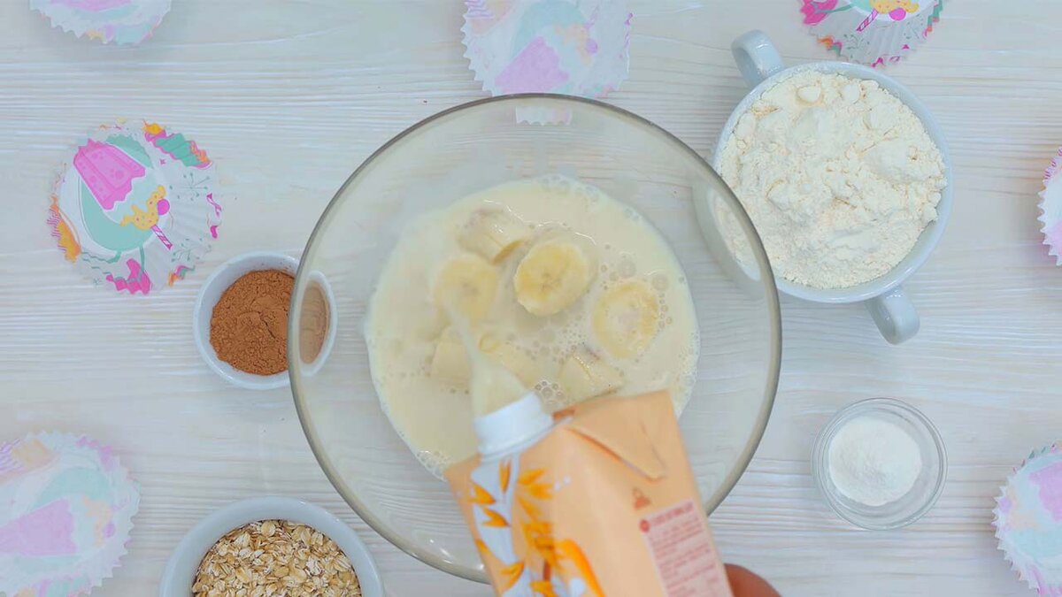 Банан + растительное молоко + сахар, измельчаем до однородности.