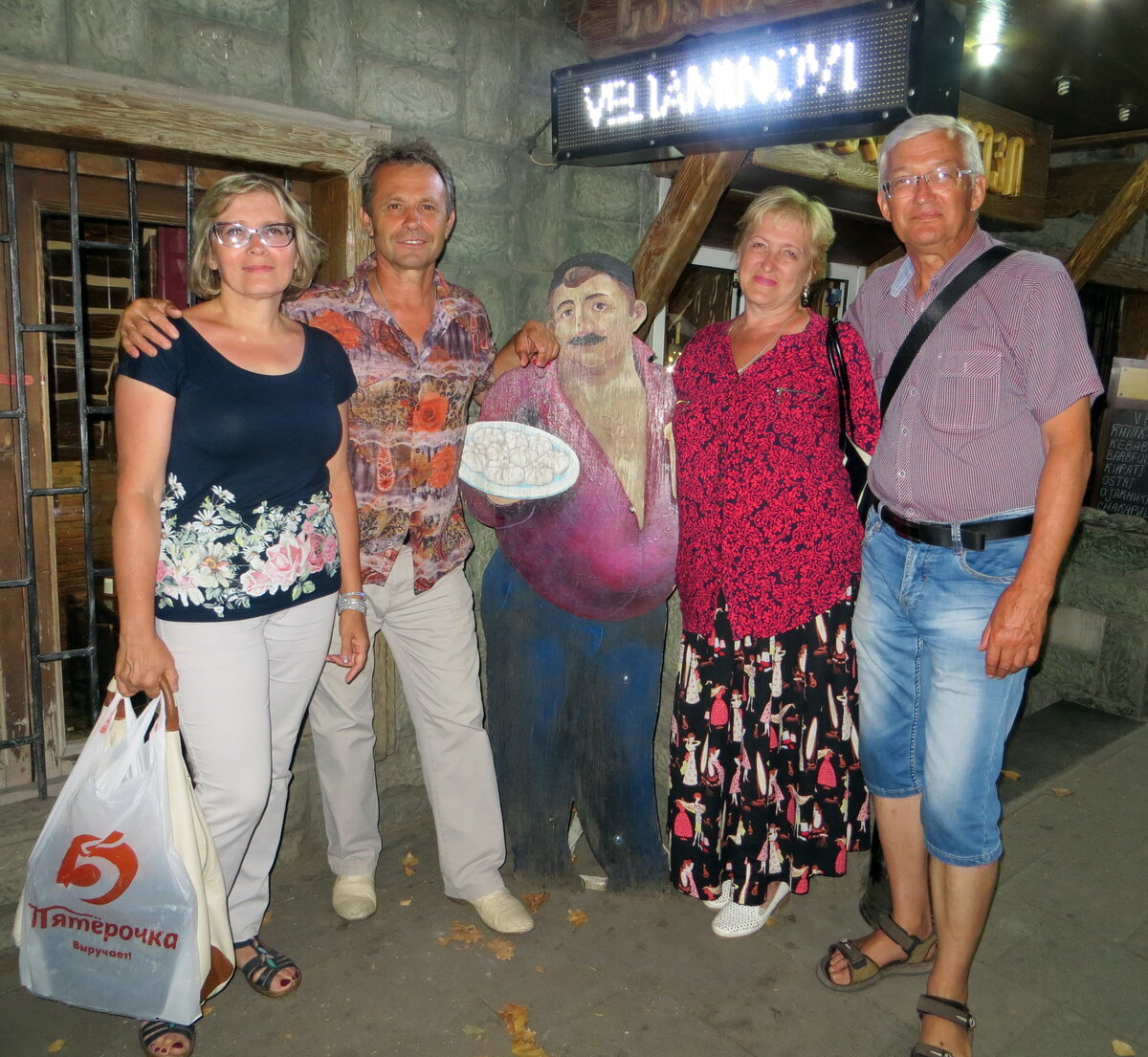 Перед входом стоит рекламная фигурка, вокруг которой мы и сгруппировались. 