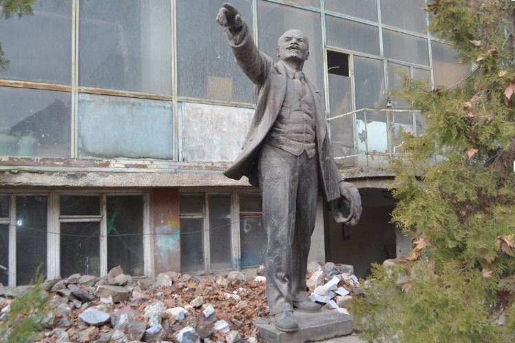 Памятник Ленину, простоявший в парке Ленина Душанбе, был демонтирован в 2008 году. Asia-Plus  