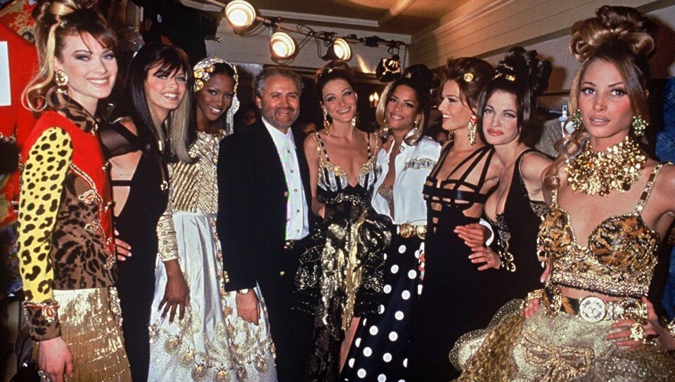 Джанни Версаче и модели за кулисами шоу Versace Couture (1992 г.)