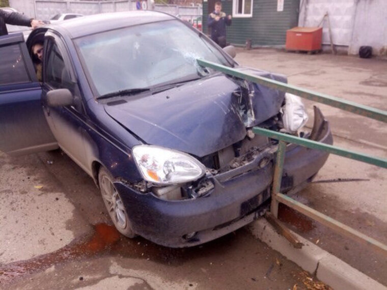 В 2004 году был принят ГОСТ Р 52289-2004, который в рекомендательном порядке подразумевал установку пешеходный ограждений в радиусе 50 м от регулируемого перехода, но в 2017 году Медведев подписал распоряжение правительства, сделав этот ГОСТ обязательным.                                                                                                                                                   В результате, правоохранительные органы начали злоупотреблять этим гостом, требуя от местного правительства ставить заборы вдоль всей дороги, что стало уродовать города. "Ладно" скажите вы"пусть уродуют города, зато безопасно.", но нет. Эти 5-10 килограммовые заборы  не способны остановить машину весом в 1 тонну, летящую на приличной скорости,и в итоге если машина влетит в забор перпендикулярно нему, то забор создаст множество поражающих осколков, которые могут нанести серьезные травмы тем, кто окажется рядом, тем самым может увеличится количество пострадавших.                                                                                                                                      К тому же эти бессмысленные ограждения занимают место на пешеходных дорожках, тем самым сокращая не только пространство пешеходов, но и место на дороге, поскольку водителю приходиться ставить машину по одоль от забора, что бы иметь возможность выйти из машины. Так же они затрудняют убору обочин, или вовсе делает ее невозможной, в результате эти места превращаются в скопления грязи и слякоти. Возможно вы сталкивались с ситуацией, что ограждение мешало вам обойти лужу на узкой улочке, или зону с висящими сосульками, подвергая вас опасности.                                                                                        
В итоге, мы приходим к мысли что заборы, в данном случае, нам и не нужны. Дак зачем тратить на них наш бюджет, создаваемый, во многом, с наших налогов?                                               Это еще не все проблемы, создаваемые заборами с точки зрения безопасности людей и урбанистики.                                                                                                                                           
Вспомните ситуации когда забор мешал вам совершить какое либо действие, из за чего вы подвергались опасности или неудобству. Подумайте, как можно изменить эту ситуацию. И не забывайте, что пока в России, на законодательном уровне, основная власть это народ, значит мы можем искоренить это недоразумение.