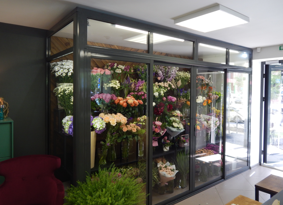 Холодильная витрина для цветочного магазина: материалы, размеры, особенности использования