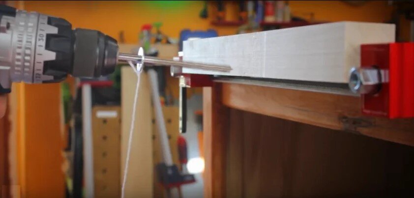 Две шайбы связаны между собой простой верёвкой. Картинка взята с сервиса Яндекс Картинки.