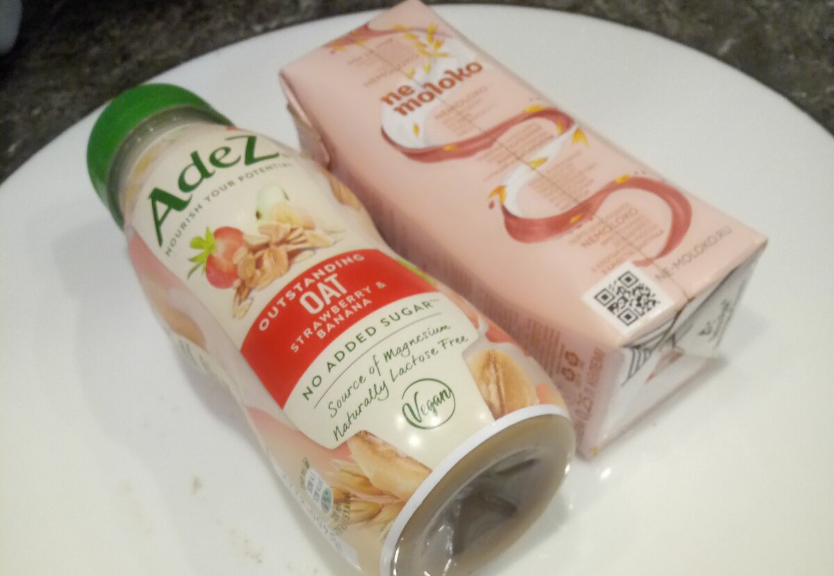 В рецепте указана калорийность  не молока с бананом, клубникой и овсом. Мне оно очень понравилось на вкус, можно использовать и обычное овсяное  не молоко.