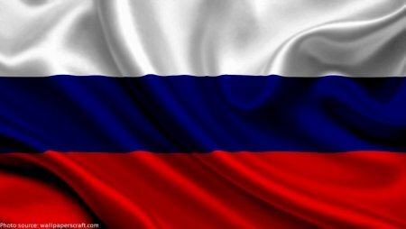 Россия крупнейшая страна мира, граничит со странами Европы и Азии, а также с Тихим и Северным Ледовитым океанами. Его ландшафт варьируется от тундры и лесов до субтропических пляжей.

Официальное название для России - Российская Федерация.
