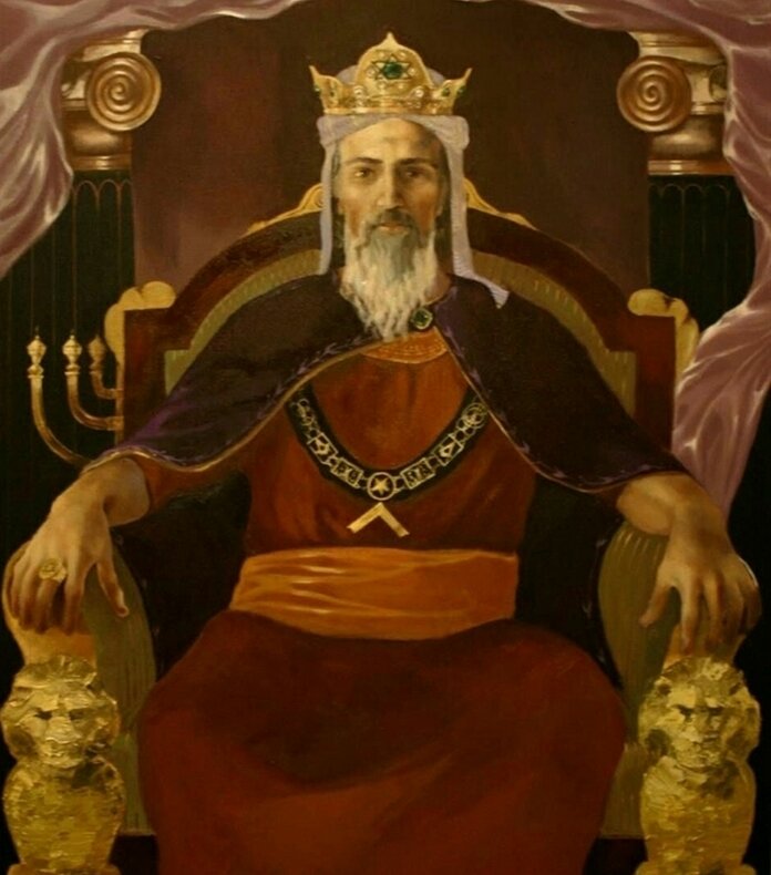 Как выглядел царь Соломон неизвестно - он ведь жил 2700 лет назад. Но традиционно его изображают с различными масонскими символами. На этой иллюстрации у царя имеется подвеска с масонским символом - наугольником.